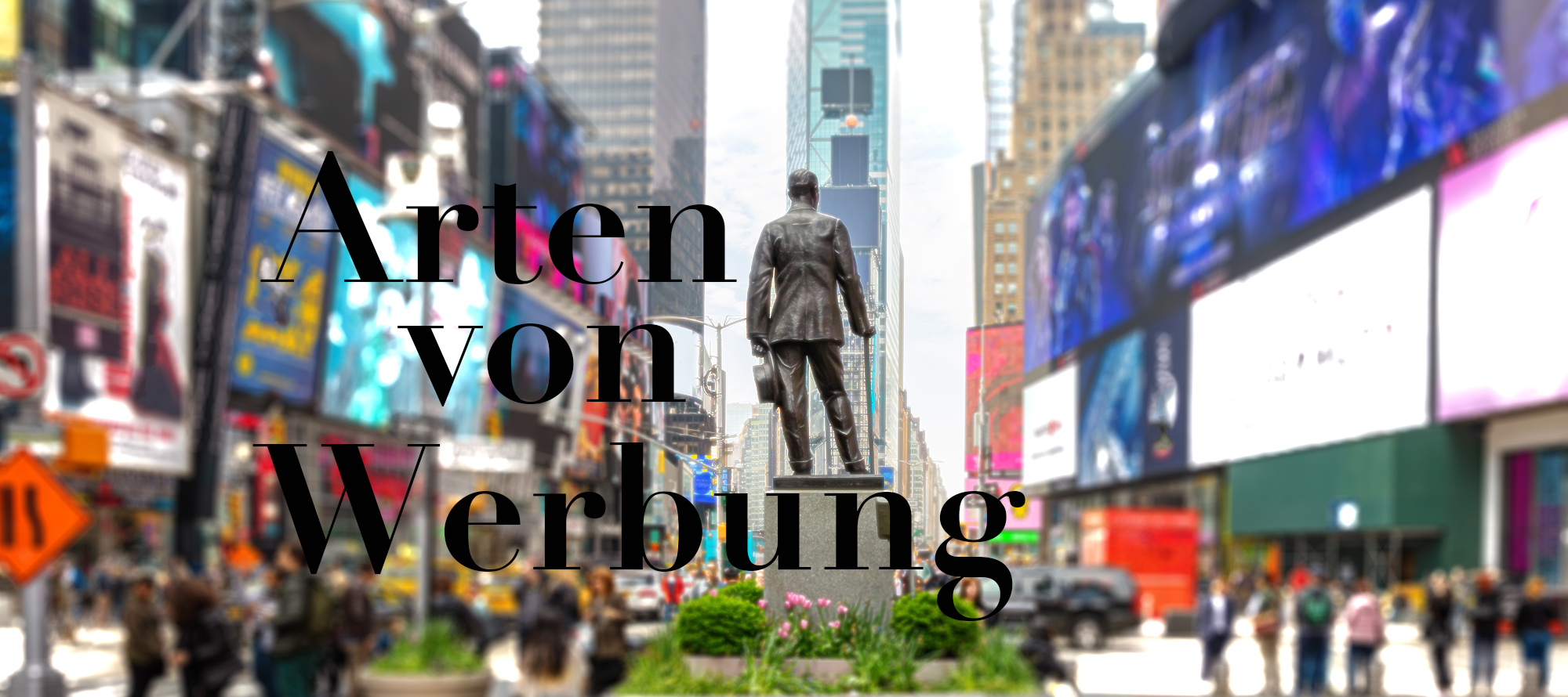 Arten von Werbung Unterschiedliche Arten von Werbung sind auf dem Times Square zu sehen.