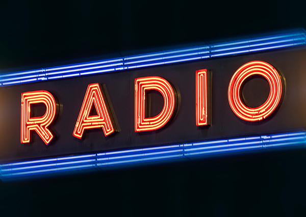 Zu den klassischen Arten von Werbung zählt Radiowerbung Ein Neonschild steht als Symbol dafür, dass Radiowerbung zu den klassischen Arten der Werbung gehört.